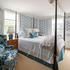Corner Queen Room